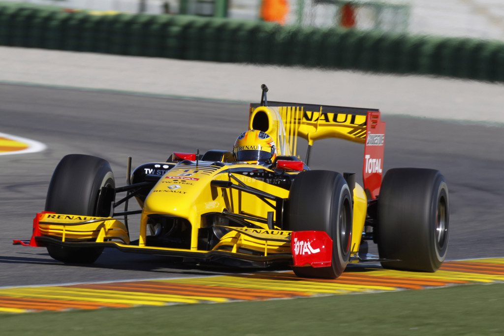 Test Valencia primi km, 2010 Formula One Testing
Valencia, Spain. 1st February 2010.
Robert Kubica, Renault R30. Action.  
World Copyright: Glenn Dunbar/LAT Photographic 
ref: Digital Image _G7C9745